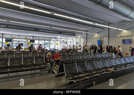 BERLIN, DEUTSCHLAND - 15. JULI 2018: die Fluggäste im Wartezimmer in Tegel Otto Lilienthal International Airport. Tegel ist das wichtigste internationale Stockfoto