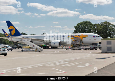 BERLIN, DEUTSCHLAND - 15. JULI 2018: Mongolian Airlines Boeing 767-34 G Passagierflugzeug in Tegel Otto Lilienthal International Airport. MIAT Hauptsitz Stockfoto