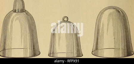 . Die cassell beliebte Gartenarbeit. Im Garten arbeiten. 44 Der CASSELL BELIEBTE GARTENARBEIT. Dann aber sehr unvollkommen realisiert; es kann kaum sagte Er zu noch nicht vollkommen verstanden werden. Jedes Glas, Je dicker desto besser, wurde gerne von den cul begrüßt - tivator seine Pflanzen von den schädigenden und zerstörerischen Einflüsse der Kälte zu schützen. Da diese Pflanzen aus der Notwendigkeit der Fall generell oder immer im offenen Gelände waren, folgte daraus, dass das Glas der Pflanzen durchgeführt werden - nicht die Anlagen, die an das Glas, wie es jetzt so allgemein. Damit die Herkunft der Bell-Brille, Hand - Beleuchtung, Glas, Rahmen und Stockfoto