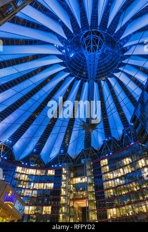 BERLIN, DEUTSCHLAND - 13 NOVEMBER 2018: Nacht in Blick auf die spektakuläre Dachkonstruktion des Sony Center am Potsdamer Platz. Es ist ein Sony sponso Stockfoto