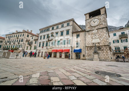 Kotor, Montenegro - April 2018: Der Uhrturm auf dem Platz der Waffen und der Altstadt Stockfoto