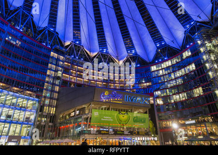 BERLIN, DEUTSCHLAND - 13 NOVEMBER 2018: Nacht in Blick auf die spektakulären Sony Center am Potsdamer Platz. Es ist ein Sony gesponserten Gebäudekomplex desi Stockfoto