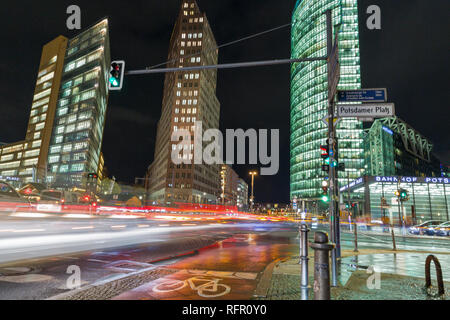 BERLIN, DEUTSCHLAND - 13 NOVEMBER 2018: Stadt und Verkehr am Potsdamer Platz. Eingang zum Bahnhof auf einer der wichtigsten öffentlichen Platz ein Stockfoto