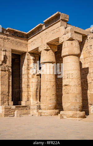 Medinet Habu Tempel, peristyl Gericht. Luxor, Ägypten Stockfoto