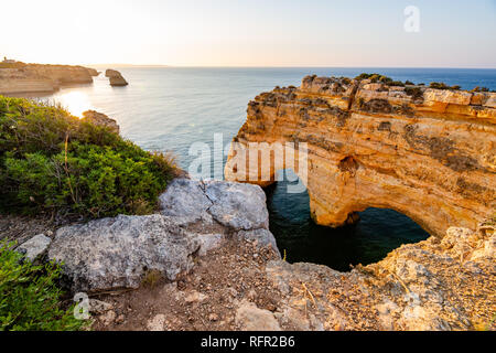 Praia da Marinha, Algarve, Portugal. Marine und Herz geformten Felsen Stockfoto