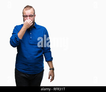 Junge kaukasier hipster Mann mit Brille über isolierte Hintergrund riechen etwas stinkig und ekelhaft, unerträglichen Geruch, mit Atem Stockfoto