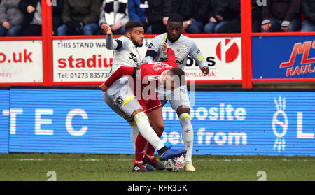 Accrington Stanley Jordan Clark (Mitte) beim Kampf um den Ball mit dem Derby County Jayden Bogle (links) und Fikayo Tomori während der FA Cup in die vierte Runde am Wham Stadium, Accrington. Stockfoto