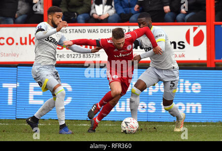 Accrington Stanley Jordan Clark (Mitte) beim Kampf um den Ball mit dem Derby County Jayden Bogle (links) und Fikayo Tomori während der FA Cup in die vierte Runde am Wham Stadium, Accrington. Stockfoto