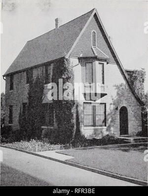 . Zierpflanzen woody Reben für den südlichen Great Plains. Gehölze High Plains (US S.); Kletterpflanzen High Plains (US S.). Ebene und in relativ kurzer Zeit eine Masse von frischen grünen Laub das gesamte Gitter abdecken wird. Ein altes Werk in den Wald^ Hof Station war noch ein kräftiges Wachstum, wenn es entfernt werden, weil der Bau hatte.. Abbildung 7.-Engelmann Ivy verwendet als Abdeckung auf der Nordseite von einem Haus aus Stein, Woodward, Okla. BOSTON EFEU (PartJienocissus triciispidata (Sieb. &Amp; Ziicc.) Planch.) Boston Efeu (Abb. 8), auch japanische Kriechgang genannt, kommt aus Japan und C Stockfoto