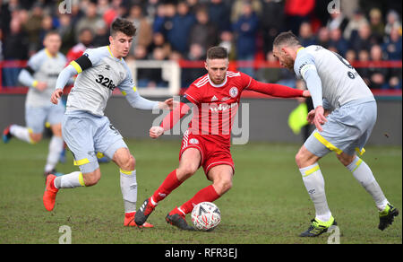 Accrington Stanley Jordan Clark (Mitte) beim Kampf um den Ball mit dem Derby County Mason Berg (links) und Richard Keogh während der FA Cup in die vierte Runde am Wham Stadium, Accrington. Stockfoto