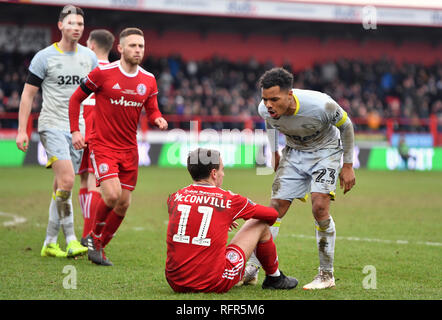 Von Derby County Duane Holmes (rechts) Austausch Wörter mit Accrington Stanley's Sean McConville während der FA Cup in die vierte Runde am Wham Stadium, Accrington. Stockfoto