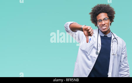 Afro-amerikanische Arzt Mann über isolierte Hintergrund unzufrieden und wütend, Ablehnung und negativ mit Daumen nach unten Geste. Schlechter Ausdruck. Stockfoto
