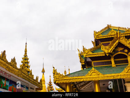 Architektonische Details der Gebäude der Shwedagon Pagode und Dächer, Stockfoto