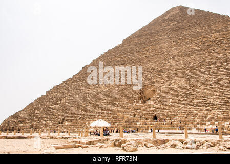 Gizeh, Ägypten - November 19, 2011: Sicherheitspersonal am Eingang der Pyramide in Gizeh in Ägypten. Stockfoto