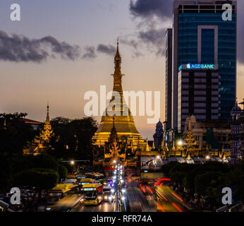 Blick auf den Verkehr um die Sule Pagode in Yangon, Myanmar Kreisen Stockfoto