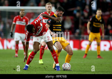 Middlesbrough ist John Obi Mikel (links) und des Newport County Padraig Amond während der FA Cup in die vierte Runde im Riverside Stadium, Middlesbrough. Stockfoto