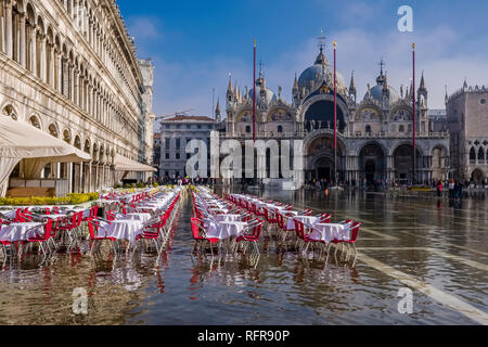 San Marco Platz, Piazza San Marco, mit leeren Tische und Stühle von einem Restaurant, während der Acqua Alta überflutet Stockfoto