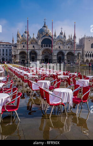 San Marco Platz, Piazza San Marco, mit leeren Tische und Stühle von einem Restaurant, während der Acqua Alta überflutet Stockfoto