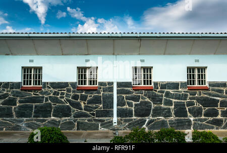 Vergitterten Fenstern der Zelle blockieren, wo Nelson Mandela inhaftiert war, Robben Island Museum, Kapstadt, Südafrika Stockfoto