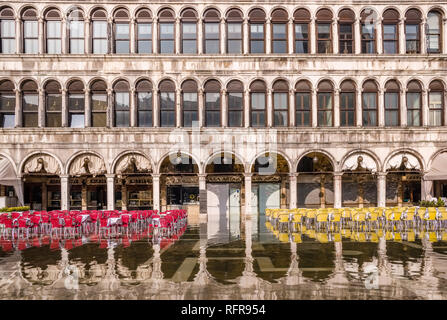 San Marco Platz, Piazza San Marco, mit leeren Tische und Stühle von einem Restaurant, während der Acqua Alta überflutet Stockfoto