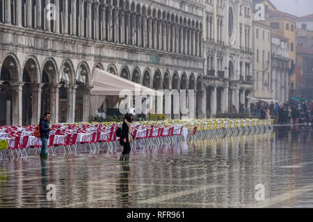 San Marco Platz, Piazza San Marco, mit leeren Tische und Stühle von einem Restaurant, während der Acqua Alta überflutet Stockfoto