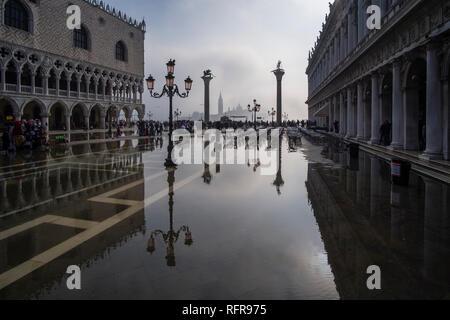 San Marco Square, Piazzetta di San Marco, während der Acqua Alta überflutet Stockfoto