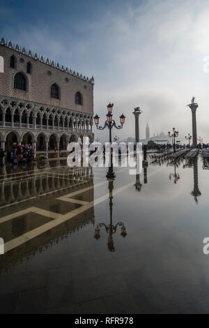 San Marco Square, Piazzetta di San Marco, während der Acqua Alta überflutet Stockfoto