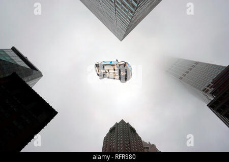 Ein fliegendes Auto oberhalb der Gebäude und Wolkenkratzer in New York City in einer nebligen Tag Stockfoto