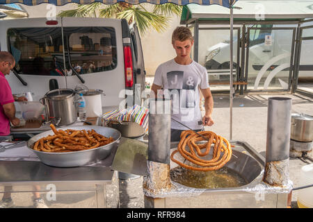 Vater und Sohn churros Vorbereitung in einem spanischen Markt Stockfoto