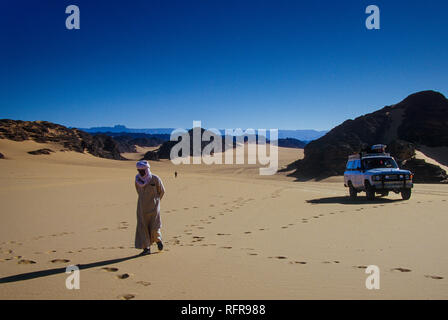 TASSILI N'Ajjer, ALGERIEN - Januar 10, 2002: unbekannte Männer mit ihren Geländewagen in den Sanddünen der algerischen Sahara, Afrika, Tassili Stockfoto