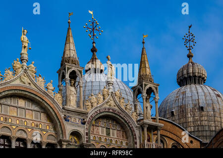 Die kunstvollen Kuppeln der Saint Mark's Basilika, der Basilika San Marco auf dem San Marco Platz, Piazza San Marco Stockfoto