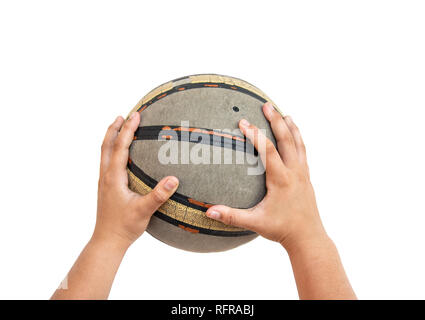 Alte Basketball auf dem Boden mit Kindern hand auf weißem Hintergrund Stockfoto