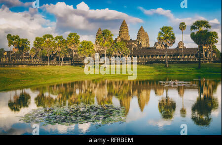 Angkor Wat Tempel im Wasser der Lotus Teich bei Sonnenuntergang widerspiegelt. Siem Reap. Kambodscha. Stockfoto