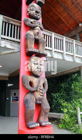 Traditionellen Maori Schnitzereien an der Arataki Besucherzentrum in Waitakere, Neuseeland Stockfoto