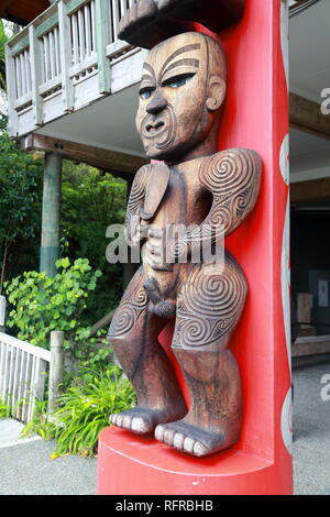 Traditionellen Maori Schnitzereien an der Arataki Besucherzentrum in Waitakere, Neuseeland Stockfoto