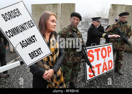 Ein mock Checkpoint besetzt durch Schauspieler verkleidet als Soldaten und Zollbeamte während eines anti-Brexit Kundgebung an der irischen Grenze in der Nähe von Carrickcarnan, Co Louth gebaut. Stockfoto