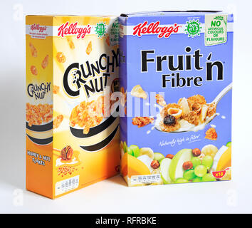 Eine Packung Kellog's Crunchy Mutter Honig und Mutter Flocken und eine Packung Kellog's Fruit'n Fibre Frühstückscerealien. Stockfoto