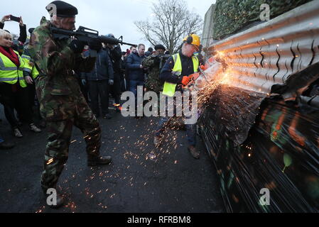 Schauspieler verkleidet als Soldaten an einem mock Checkpoint bei einer Anti-Brexit Kundgebung an der irischen Grenze in der Nähe von Carrickcarnan, Co Louth gebaut. Stockfoto