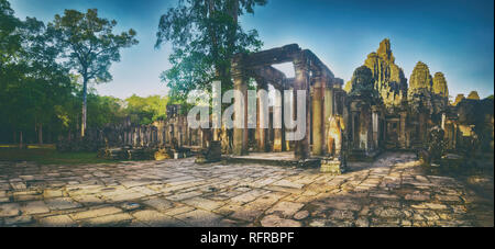 Bayon Tempel in Angkor Thom am Morgen Zeit. Siem Reap. Kambodscha. Panorama Stockfoto