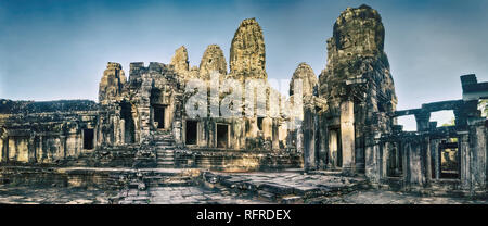 Bayon Tempel in Angkor Thom am Morgen Zeit. Siem Reap. Kambodscha. Panorama Stockfoto
