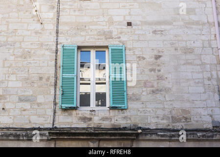 Design, Architektur und außen Konzept - weiß und türkis Fenster an der Fassade aus Stein Stockfoto