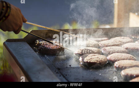 Der Küchenchef bereitet Hamburger im Grill im Freien Stockfoto