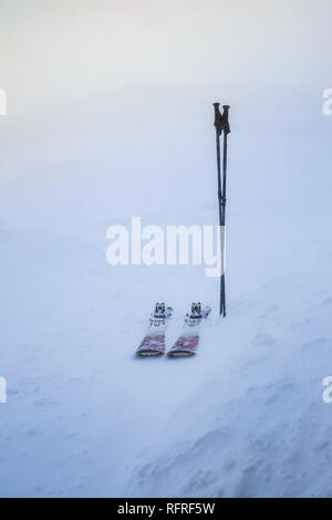 Paar Skier und Stöcke im Schnee im winter storm klemmt Stockfoto