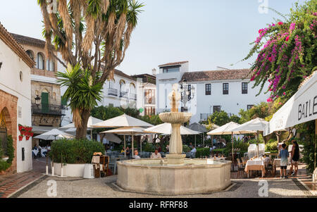 Marbella, Spanien - August 26., 2018. Plaza Fernando Alcala in der Altstadt von Marbella, Spanien. Die Plaza stammt aus 1485. Stockfoto