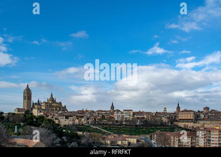 Blick über die Stadt mit dem Dom und mittelalterlichen Mauern in der historischen Altstadt von Segovia Stockfoto