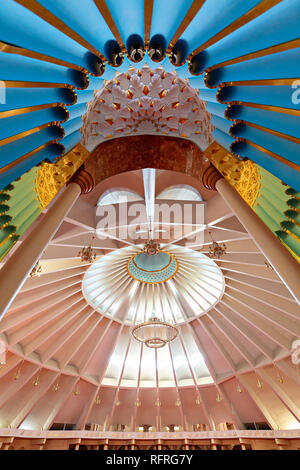 Blick in das Innere der Sheikh Khalifa Moschee durch die eingerichtete Nische, in Shymkent, Kasachstan Stockfoto