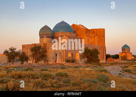 Mausoleum von Khoja Ahmed Yasawi in Turkestan bei Sonnenaufgang, Kasachstan. Stockfoto