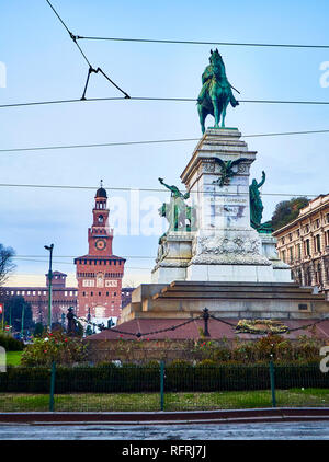 Giuseppe Garibaldi Statue in Largo Cairoli Quadrat mit dem filarete Turm des Castello Sforzesco im Hintergrund bei Sonnenuntergang. Mailand, Lombardei, Italien. Stockfoto
