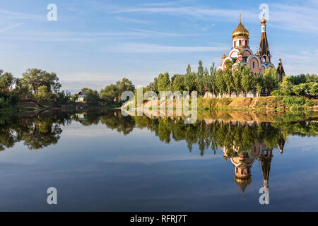 Russisch-orthodoxe Kirche als Kirche der Erhöhung des Heiligen Kreuzes und seine Reflexion in Almaty, Kasachstan Stockfoto