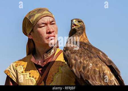 Eagle Hunter und seine Golden Eagle, in Almaty, Kasachstan Stockfoto